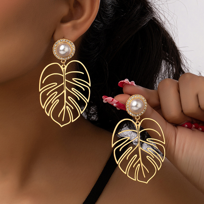 Ig Style Simple Style Leaves Alloy Plating Hollow Out Inlay Rhinestones Pearl Women's Drop Earrings 1 Pair display picture 1