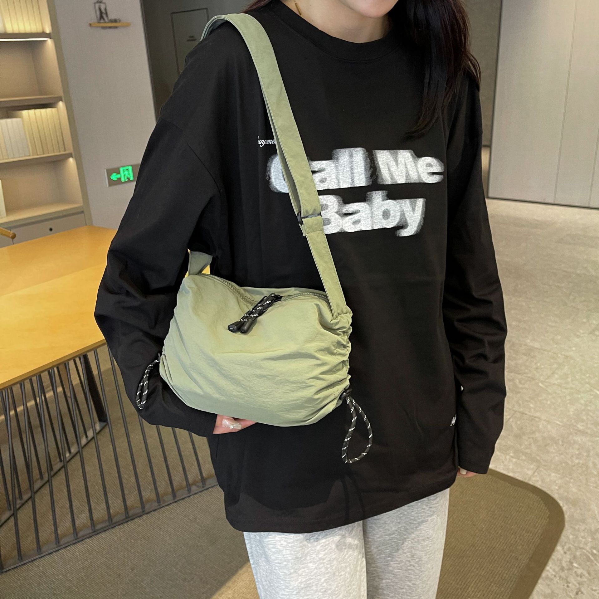 La versión coreana de la sensación de diseño de nicho de ins, bolsa plisada de cuerda de nylon, nueva moda y ocio para mujeres, bolsa de albóndigas de autostop