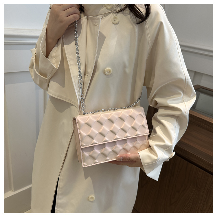 The 2024 autumn new embossed diamond-shaped single-shoulder crossbody bag with a chain design is a niche, fashionable, simple and retro small square bag undefined