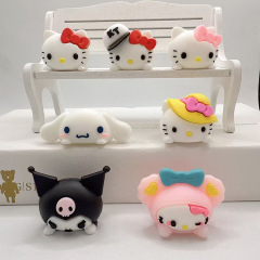 漫画かわいいハローキティ車の小さな置物PVCソフトゴム部品手作り収納ボックス車の置物バッチ