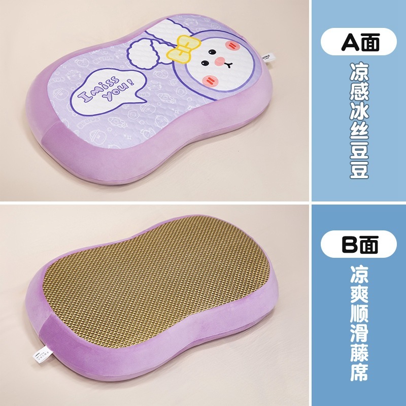 夏の涼しい席のビルスのイメージは綿の枕を記憶します。子供は寝ます。|undefined