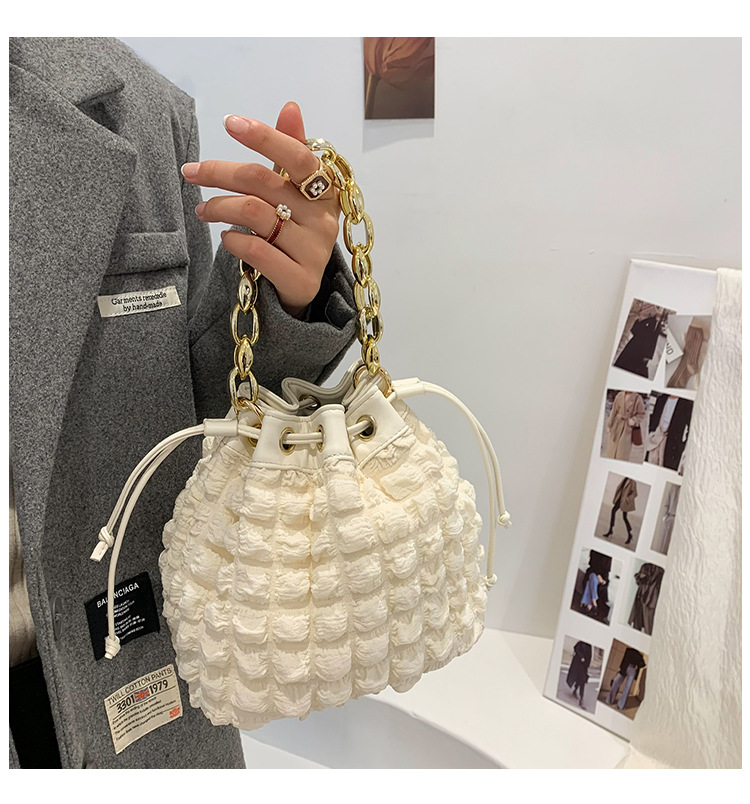 2021 Autumn New French Niche Design Messenger Bag Fashion Thick Chain Bucket Bag display picture 2