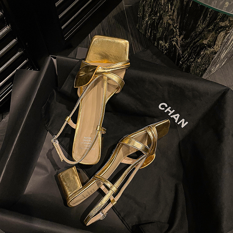 Sandal nữ da bò hoa Calla gót vuông 6 cm quai mảnh khóa đầu vuông da thật ghép màu hở ngón — Màu đen, Màu vàng, Màu trắng be chi tiết 48