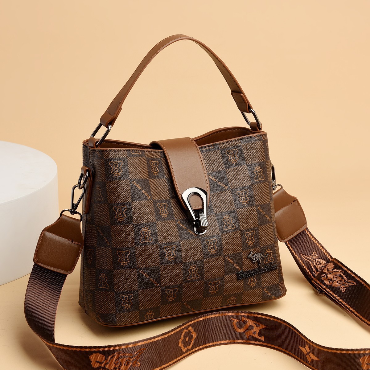 Bolso de cubo de sensación de alta gama para mujer 2025 verano nuevo bolso de hombro clásico de todo fósforo diseño de nicho bolso de mensajero portátil