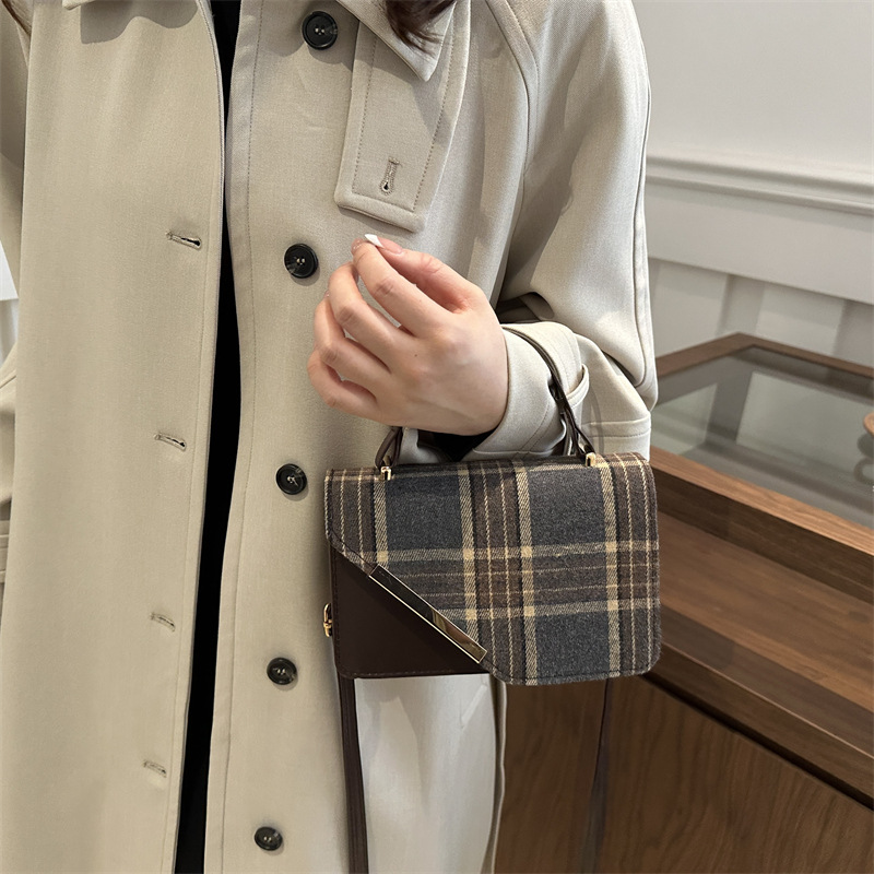 Bolso de hombro a cuadros de gran capacidad nicho retro 2024 otoño e invierno nuevo estilo salvaje ins diseño de nicho pequeño bolso cuadrado femenino