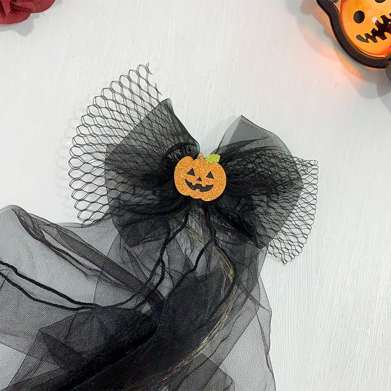 暗黒の王女の黒い頭糸が光る蝶結びのカチューシャを挿して髪飾りをします。|undefined