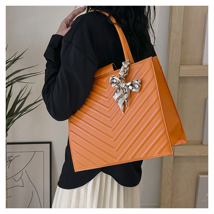 Impression Diamantmuster Seidenschal Textur Tote 2024 neuer Modetrend einfarbig lässige Umhängetasche_voghion.com