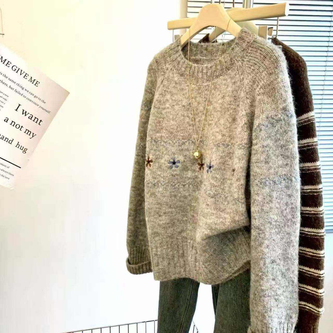 文艺复古花朵刺绣圆领套头毛衣女秋冬新款韩系宽松慵懒风针织上衣