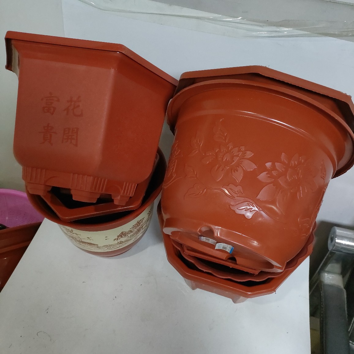 Maceta de plástico vintage con diseño hexagonal y octogonal, estilo rústico, ideal para plantas y suculentas.