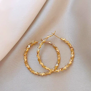 Бúss earrings? Wait should be Hoop Earrings, Metal 30 mm... translate accurately: Окольные серьги-гвоздики? Hoop earrings are сережки-обручи. Metal 30 мм, легкие универсальные модные обручи