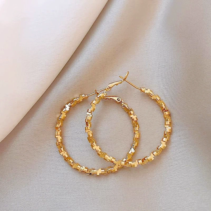 Бúss earrings? Wait should be Hoop Earrings, Metal 30 mm... translate accurately: Окольные серьги-гвоздики? Hoop earrings are сережки-обручи. Metal 30 мм, легкие универсальные модные обручи