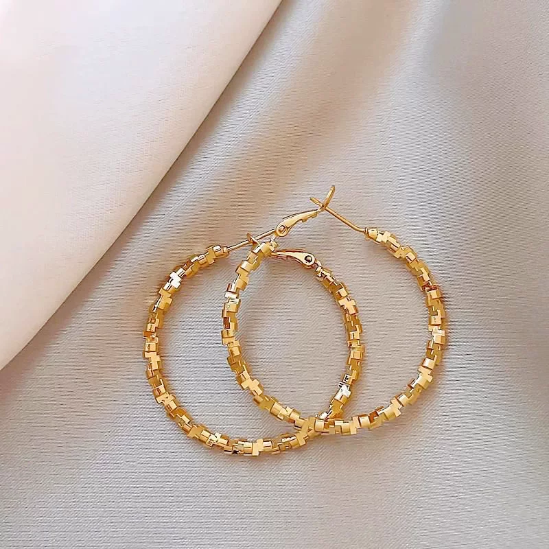 Бúss earrings? Wait should be Hoop Earrings, Metal 30 mm... translate accurately: Окольные серьги-гвоздики? Hoop earrings are сережки-обручи. Metal 30 мм, легкие универсальные модные обручи