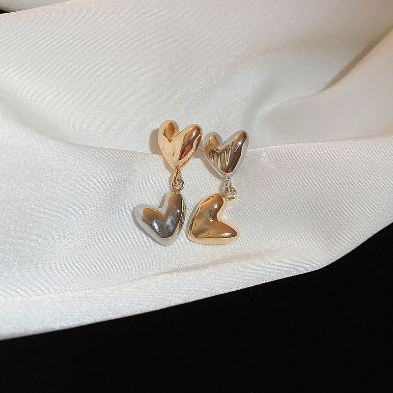 Pendientes de perlas asimétricas con cuernos de diamantes súper parpadeantes de plata Pendientes de nicho de viento frío femenino Pendientes de lujo ligero de alta calidad