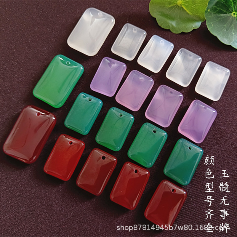 厂家批发玛瑙无事牌吊坠白玉髓红绿方糖抖音男女儿童小孩生日礼物