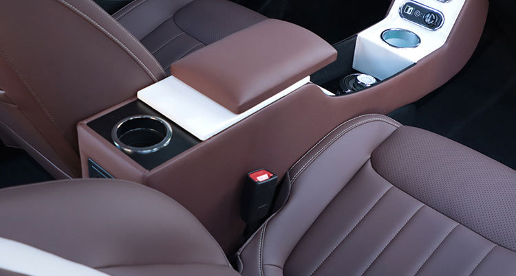 Wuling fruit armrest box central bingo central control storage box ice fruit armrest mechanical handbrake main co-pilot isolation