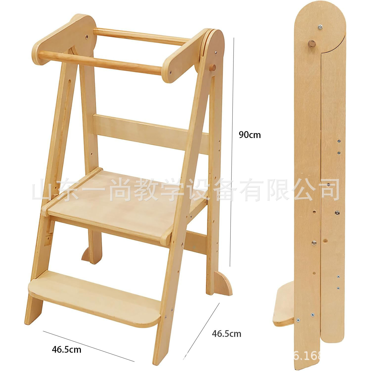 子供の手を洗う腰掛けの赤ちゃんの足は腰掛けを踏みます。