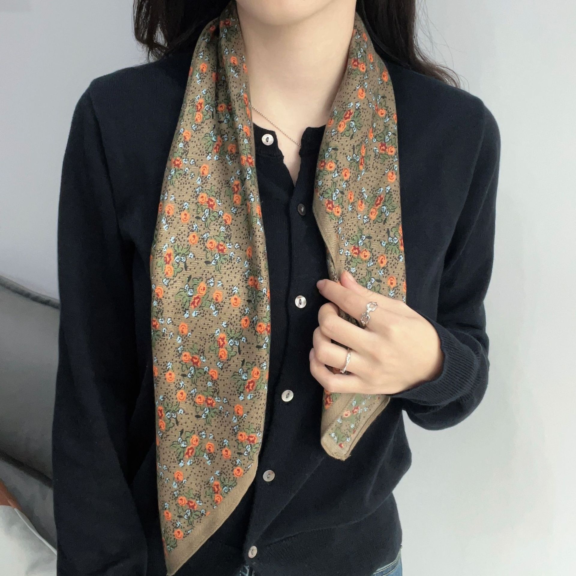 Flores de comercio exterior ins pequeño pañuelo decorativo retro fresco pañuelo cuadrado pequeño pañuelo de mano suave decoración de cinturón floral