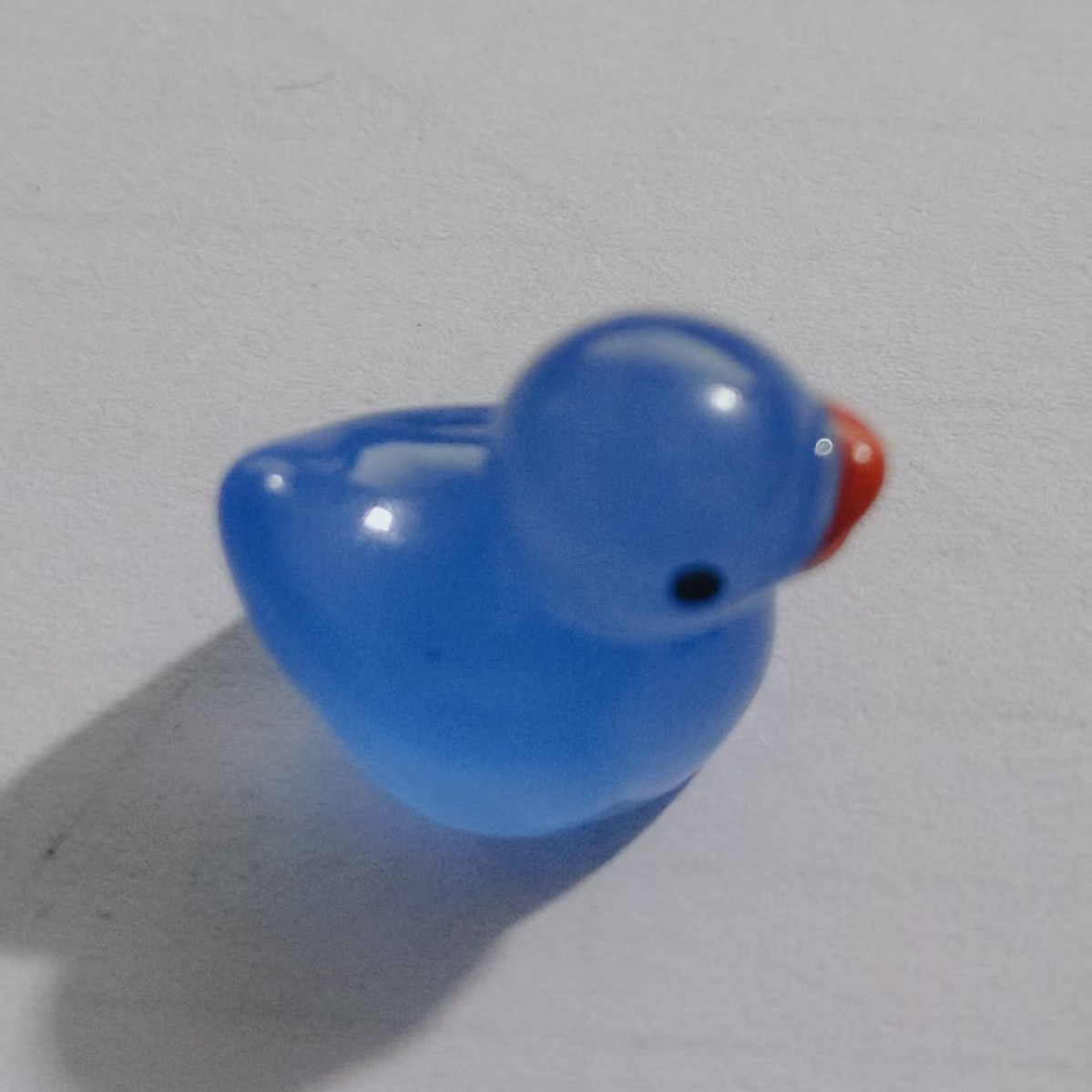 Mini patito luminoso Adornos de animales pequeños de colores para niños Diy Colgante de resina Llavero de recuerdo hecho a mano