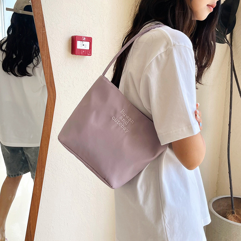 2025 夏の新シンプルなナイロン脇の下バッグ韓国ニッチデザイン文字刺繍ポータブル通勤バケットバッグ|undefined