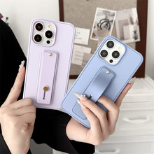 适用苹果17Pro伸缩腕带支架手机壳iPhone16纯色磨砂硅胶15保护套4