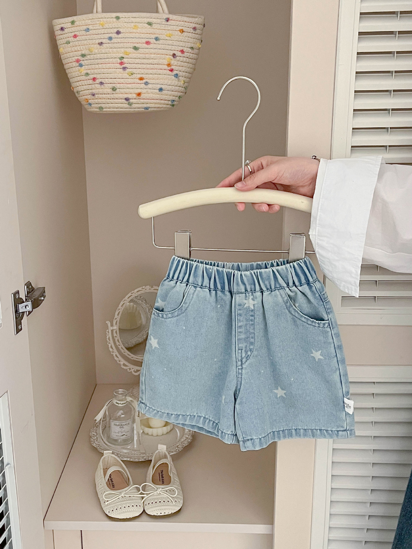 Pantalones delgados de verano para bebés, nuevos pantalones calientes de estilo extranjero, pantalones cortos denim suaves de impresión de estrellas