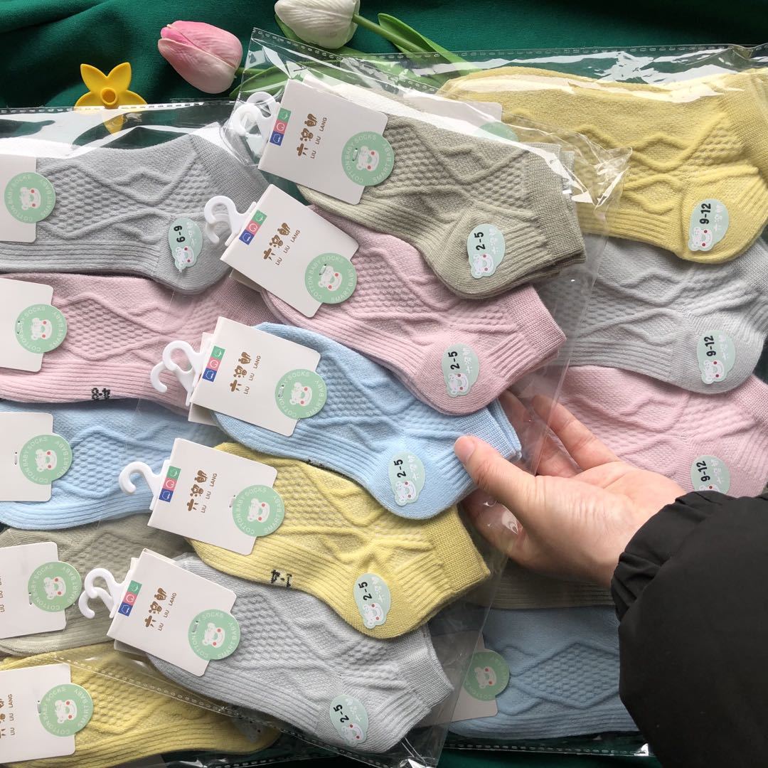 Zhuji calcetines al por mayor 2023 primavera y verano nuevos calcetines de algodón fino transpirable para niños moda Diamond Plaid niños barco Calcetines