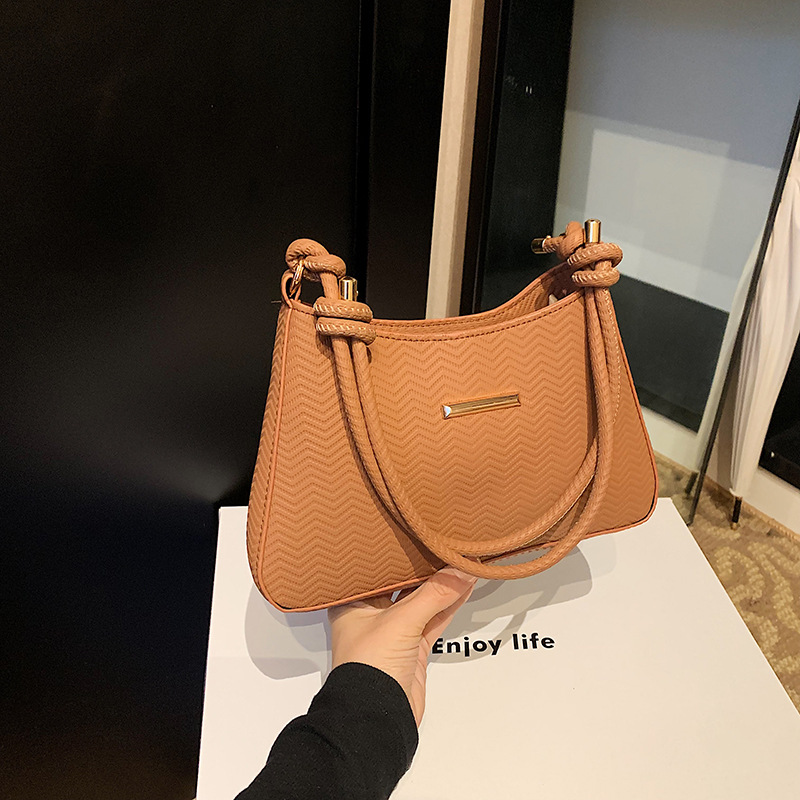 Bolso bandolera marrón con leche caramelizada para mujer 2023 nuevo bolso bandolera de otoño e invierno bolso de axila de viajero