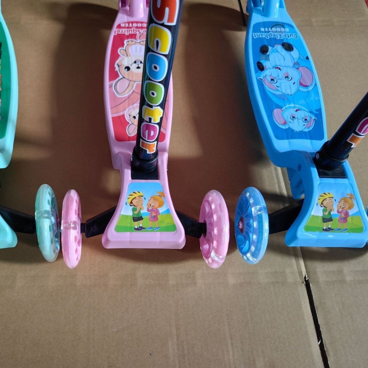 Fabricantes transfronterizos para niños, coche de altura, coche de bebé, scooter, ruedas de scooter de tres ruedas con luz