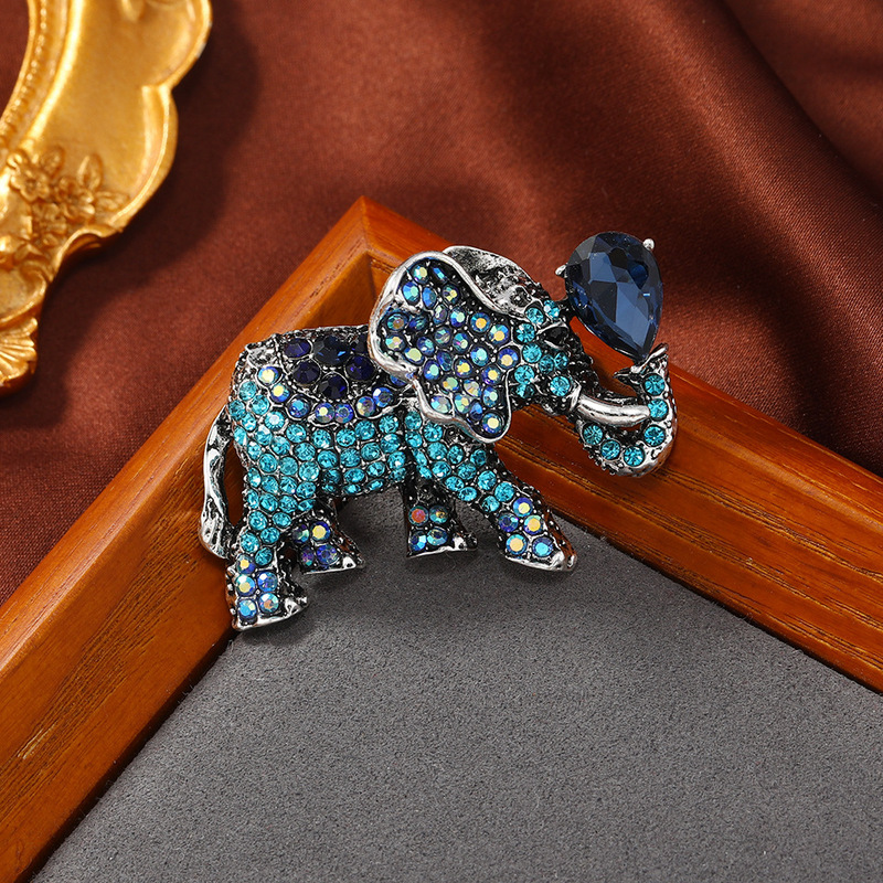 Vintage Clothing Crystal Lucky Elephant Jewelry Alloy Rhinestone Animal Corsage Coat Accessories Gift Items