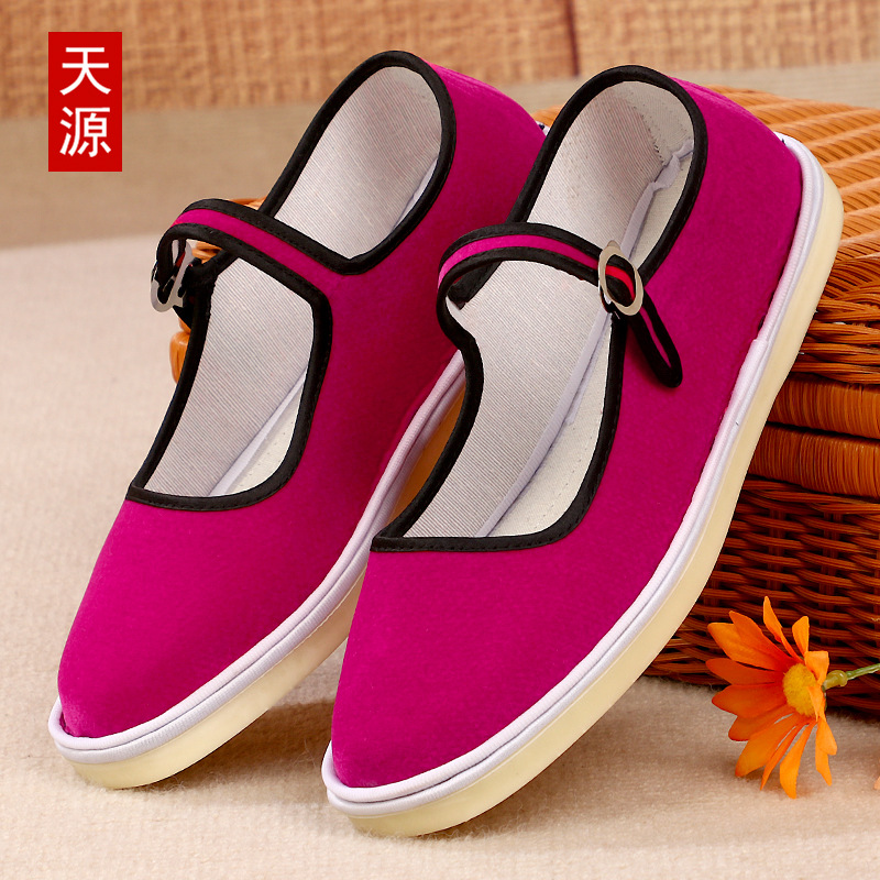Primavera y verano hechos a mano botones de tendón de vaca zapatos de tela de damas viejos zapatos de tela de Beijing de mediana edad zapatos de flor de cordón tipo hebilla