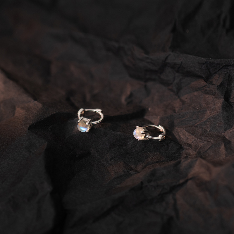 Eloch S925 plata coreana simple cuatro garras sintéticas esmaltado pernos de orejas de verano pequeño temperamento orejas M00437