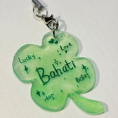 クリエイティブで見栄えの良い四つ葉のクローバー幸運のアクリルキーホルダー、キュートで超かわいいニッチなスクールバッグペンダント