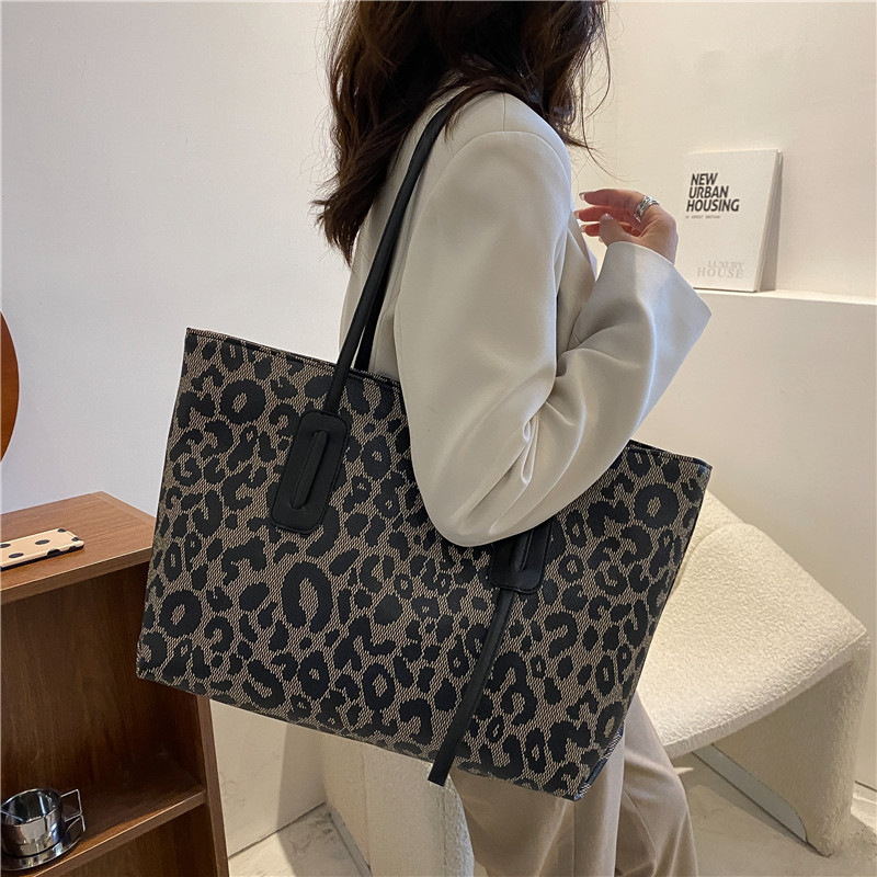 Frau Groß Alle Jahreszeiten Pu-leder Leopard Vintage-stil Quadrat Reißverschluss Tragetasche display picture 2