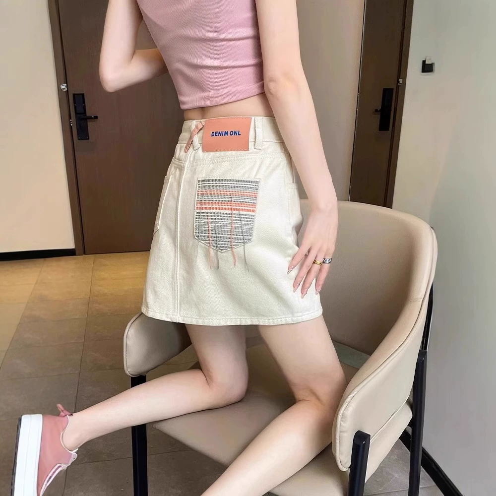 Джинсовая юбка цвета пыльной белизны с вышивкой для женщин, лето 2025, новая короткая юбка контрастного цвета с высокой талией для маленьких людей