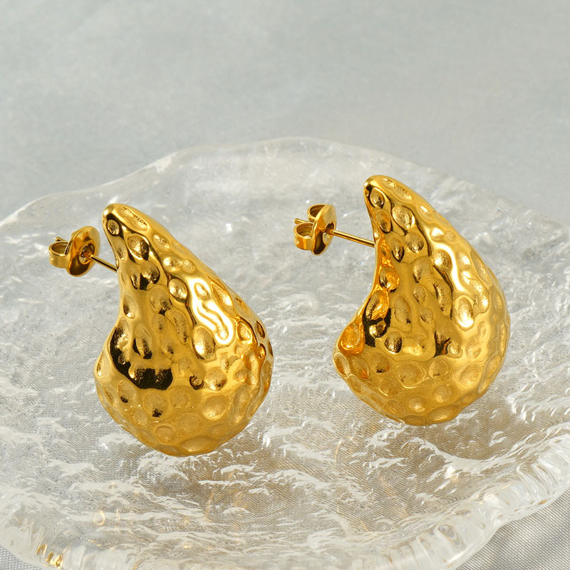 Diseño de gama alta sentido 18K oro Acero inoxidable gota de agua martillado pendientes mujer estilo europeo y americano INS titanio acero pendientes al por mayor