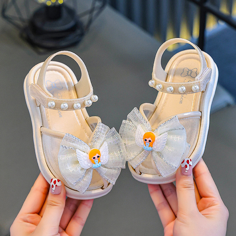 Sandalias para niños 2024 verano nueva moda princesa niña zapatos deportivos de playa sandalias de bebé de suela blanda para niños pequeños y medianos