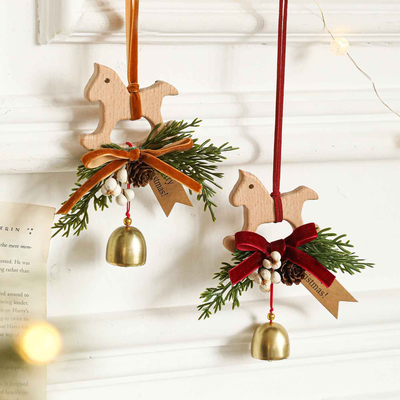 Nuevo caballo de Troya colgante campana arco de madera hojas de pino decoración de árbol de Navidad puerta colgante pared remolque colgante diseño de escena