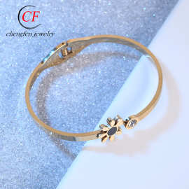 亚马逊热销小雏菊钛钢手镯 黑色贝母不锈钢手镯女生简约水钻手链