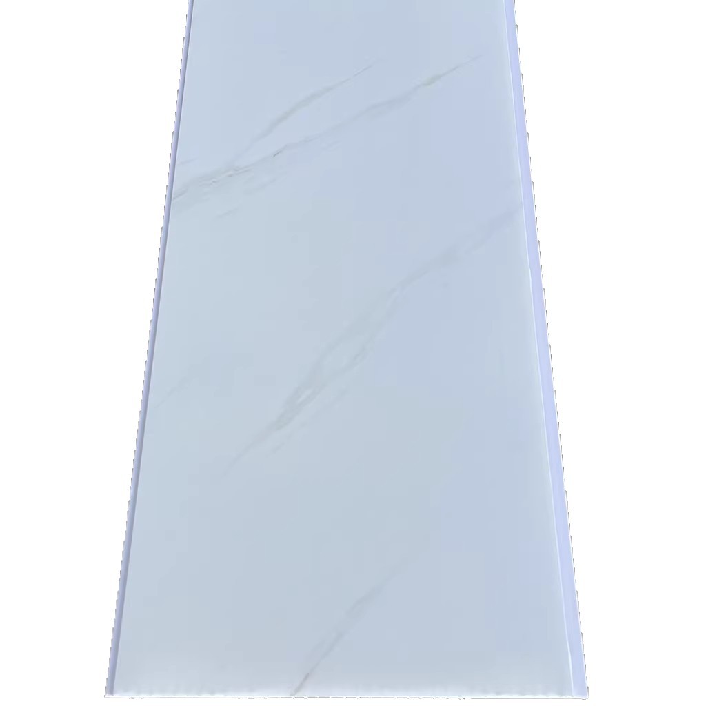 El techo de la placa de fijación de PVC engrosado se instala en la Sala de estar de la cocina, el cobertizo del baño está decorado con plástico largo.