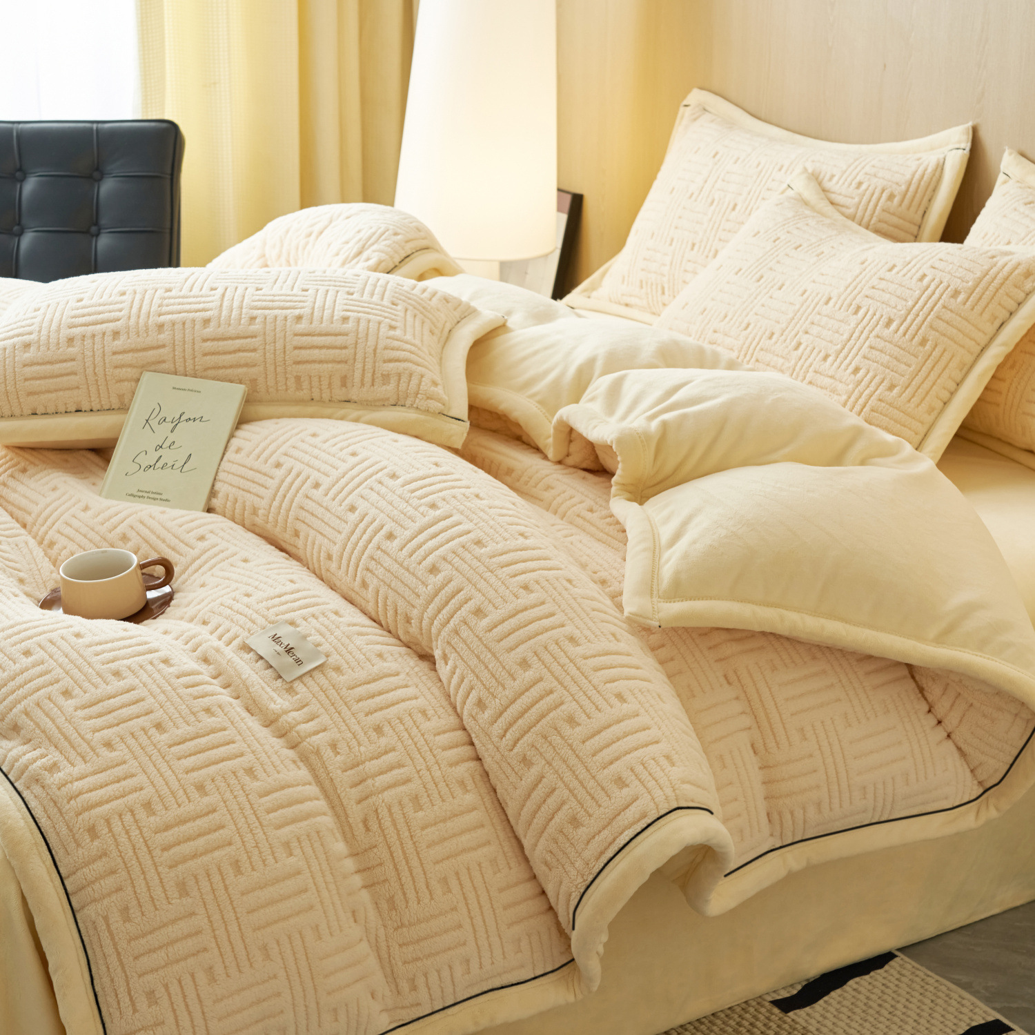 Luz de lujo superior torre de cama de cuatro piezas en invierno grueso calentamiento de lana de coral cama de lana de cama