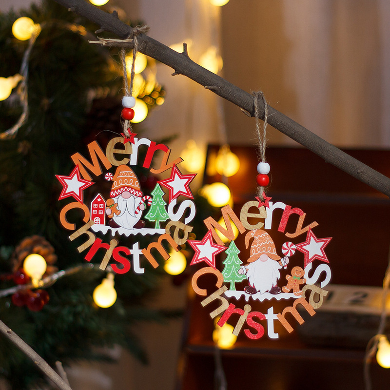 国境を越えた新しいクリスマス装飾品クリスマスツリーは姜パイ人の顔のない老人の透かし彫りクリスマス木製ペンダントを飾っている|undefined