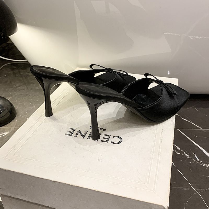 Zapatos de tacón alto, sandalias y pantuflas para mujer 2025 verano nuevo estilo cabeza cuadrada de gran tamaño de una línea, sentido de alta gama, lazo de tacón delgado