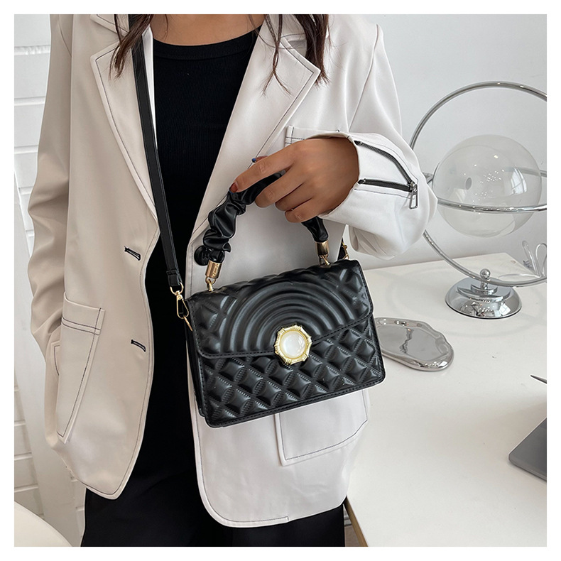 Women's Medium Pu Leather Solid Color Classic Style Magnetic Buckle Handbag display picture 1