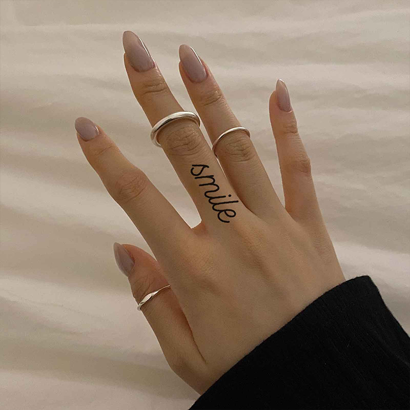 小さい清新な英語のアルファベットの紋章は男女の使い捨ての防水の全身の刺青の越境する新型の貼り紙を貼ります。