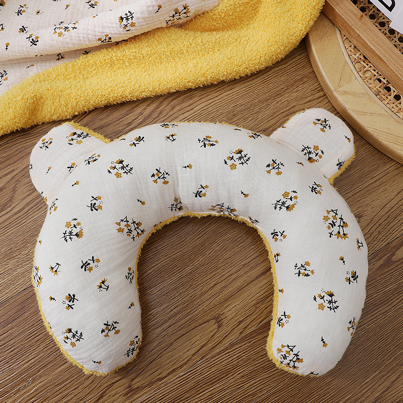 작은 노란 꽃 베개 [노란색 바닥]