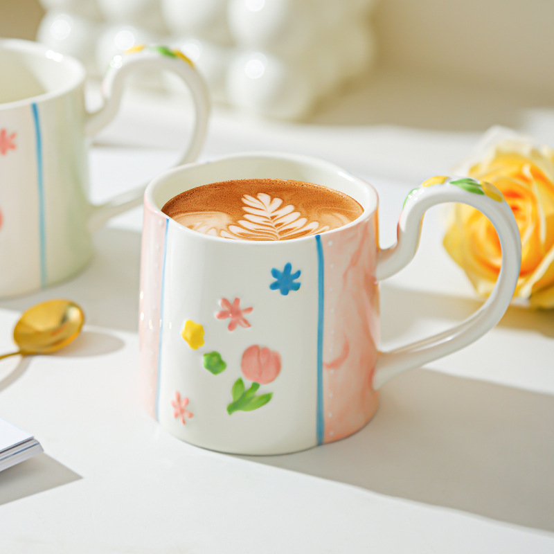 Taza de flores de cerámica para el hogar, taza de mano femenina de alto valor, taza de desayuno, taza de leche de corazón de niña, taza de agua, color bajo vidriado