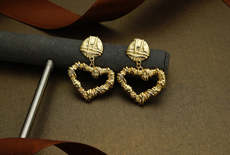 Vintage Solid Color Hollow Heart Shaped Fold Irregular Copper Earring Wholesale display picture 3