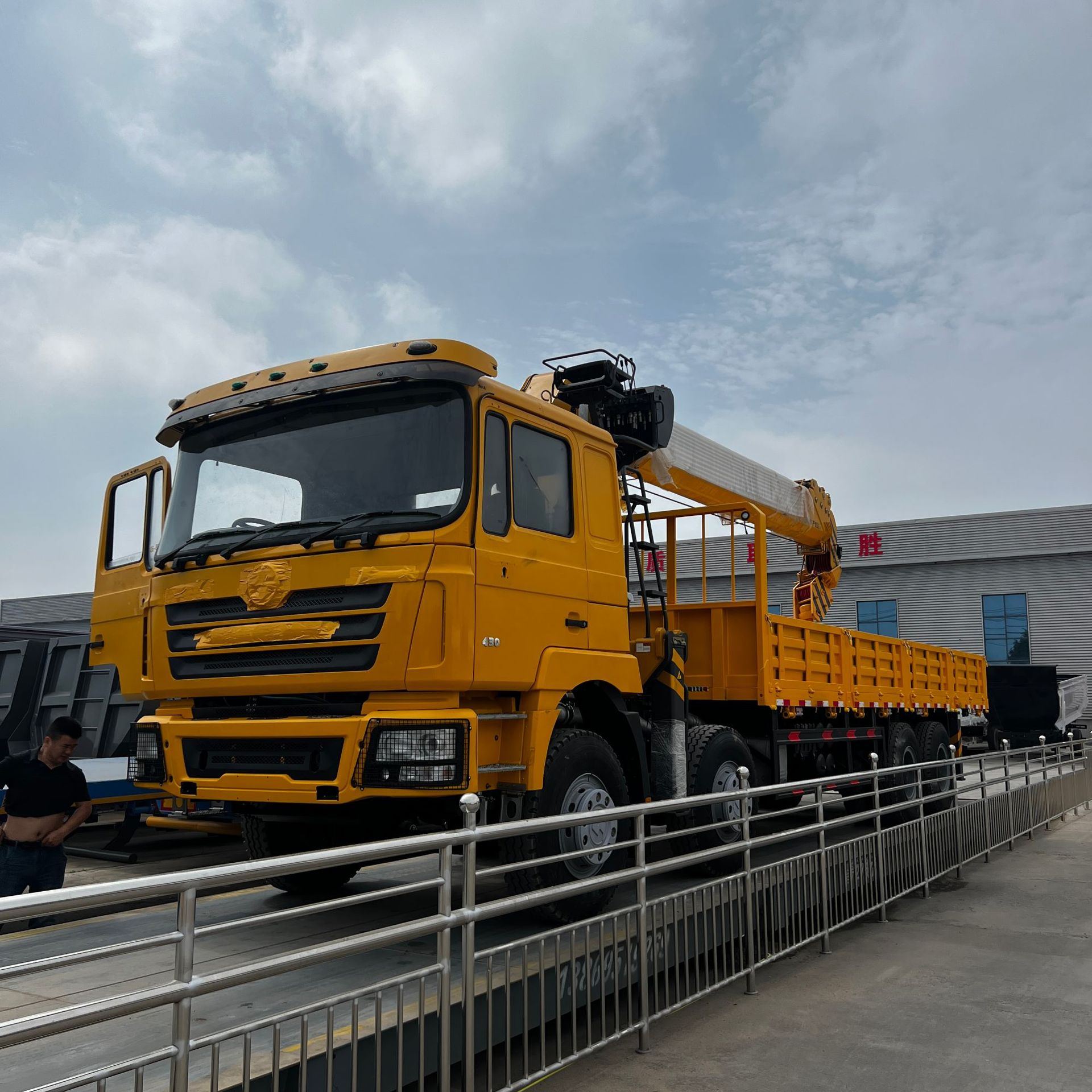 Factory Exports Remanufactured Howo Heavy-Duty Tractors, Dump Trucks, Tow Trucks, Cranes, and Buses
