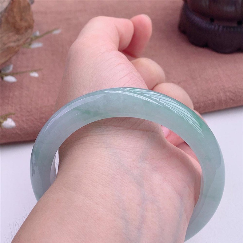 Vòng tay ngọc bích Miến Điện A hàng băng xanh nhạt dầu xanh, đường kính trong 52–64 mm chi tiết 2