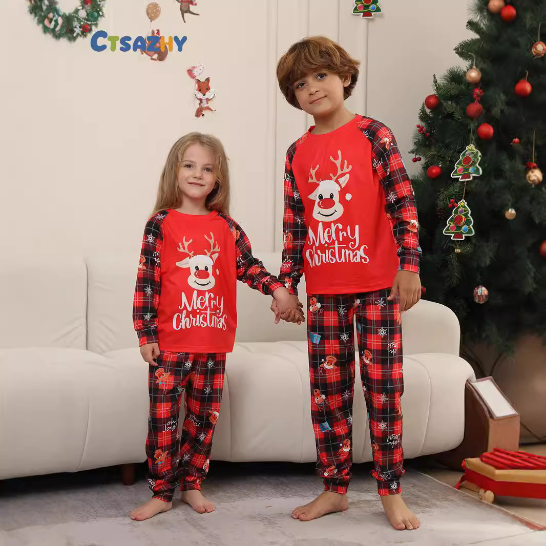 Robe de famille de Noël à carreaux avec lettres et flocons de neige et cerfs imprimés_voghion.com